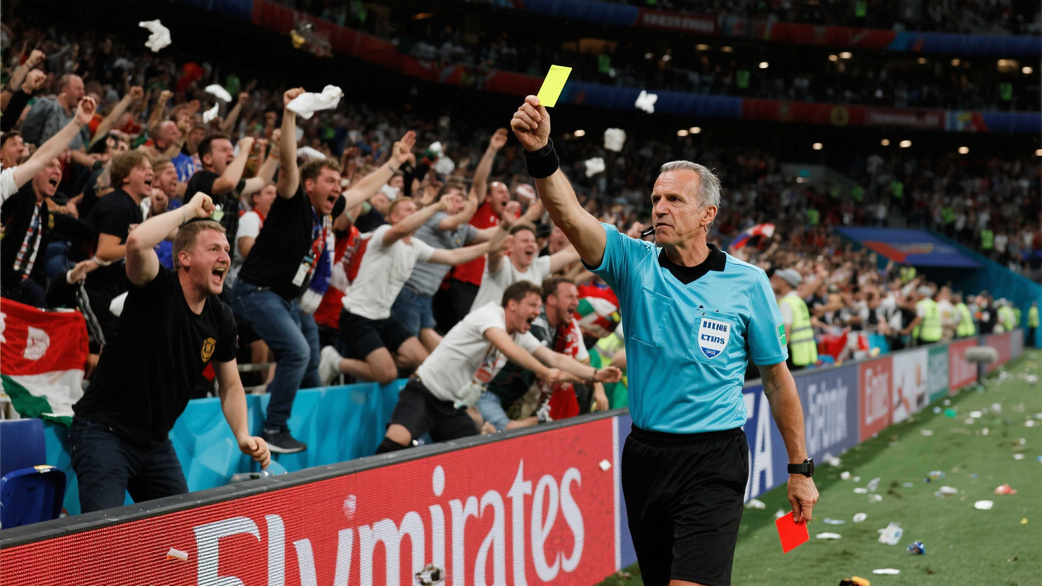 【世俱杯趣闻】裁判竟然向球迷出示红黄牌! 【世俱杯趣闻】裁判竟然向球迷出示红黄牌!